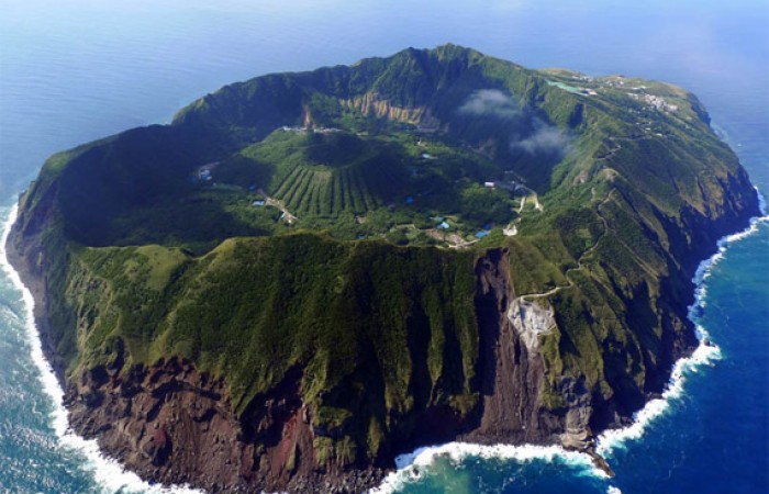 Вулканический остров с населением в 250 человек (11 фото)