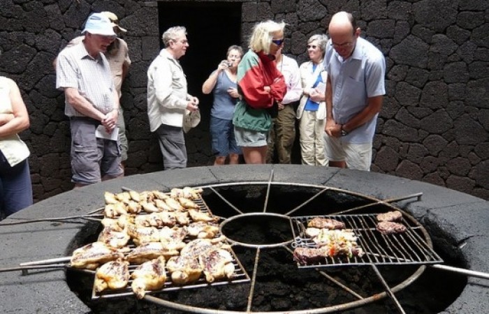 В Ресторане «El Diablo» пища готовится над кратером действующего вулкана (3 фото)