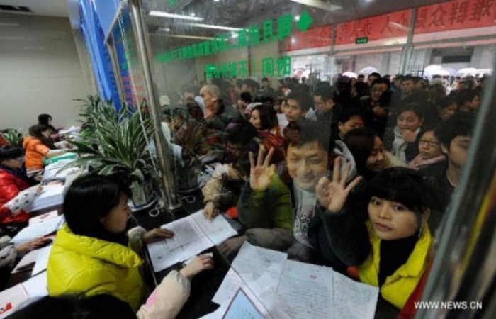 4 января в Китае заключили брак миллионы пар (4 фото)