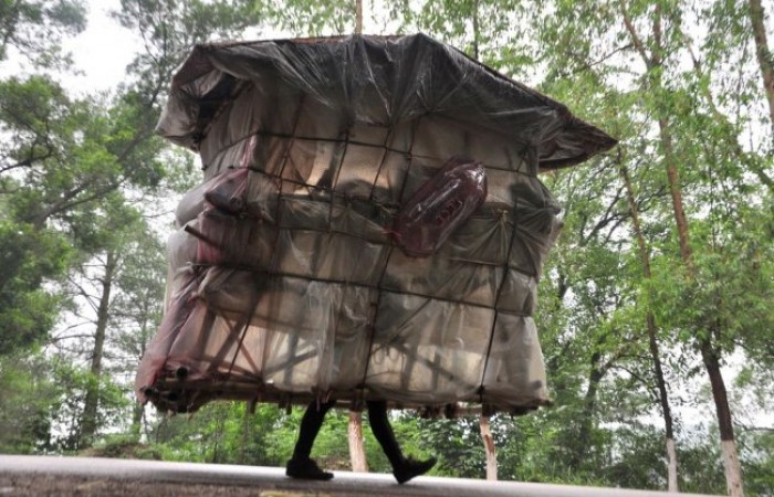 Человек-улитка из Китая носит свой дом на спине, куда бы он ни пошёл (4 фото)
