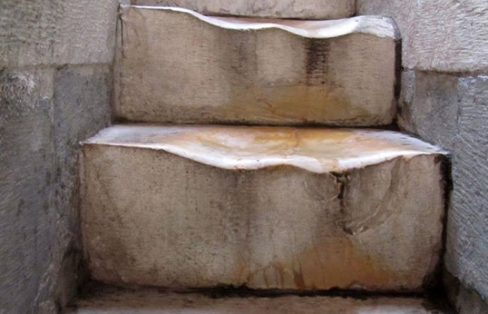 Взгляд изнутри: протоптанные ступени в Пизанской башне (2 фото)