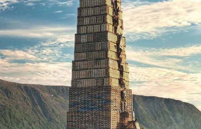Башня из поддонов высотой в 40 метров (11 фото)
