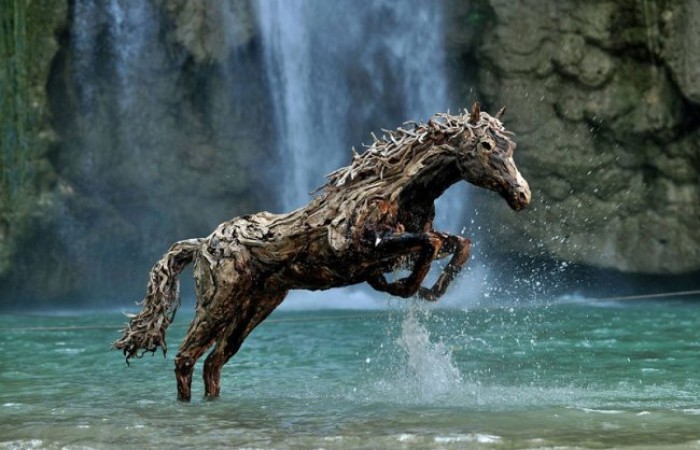 Скачущие лошади из древесины (8 фото)