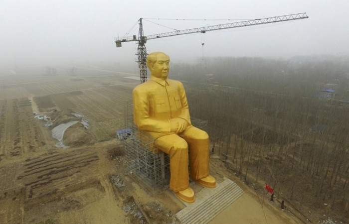 В небольшой деревушки Китая появилась 36-метровая золотая статуя Мао Цзедуна