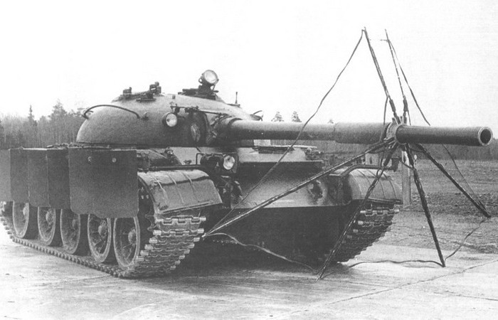 Зачем надевали на пушку советского танка Т-62 загадочный «зонтик»