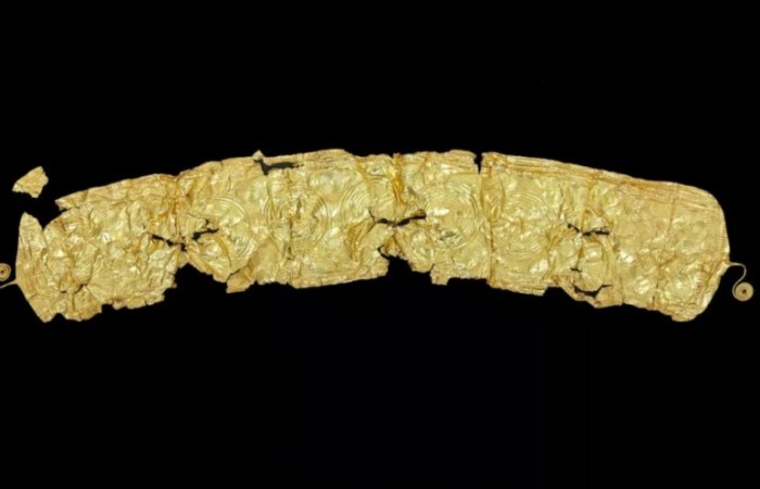 Золотой пояс бронзового века с космологическими узорами обнаружили на свекольном поле в Чехии